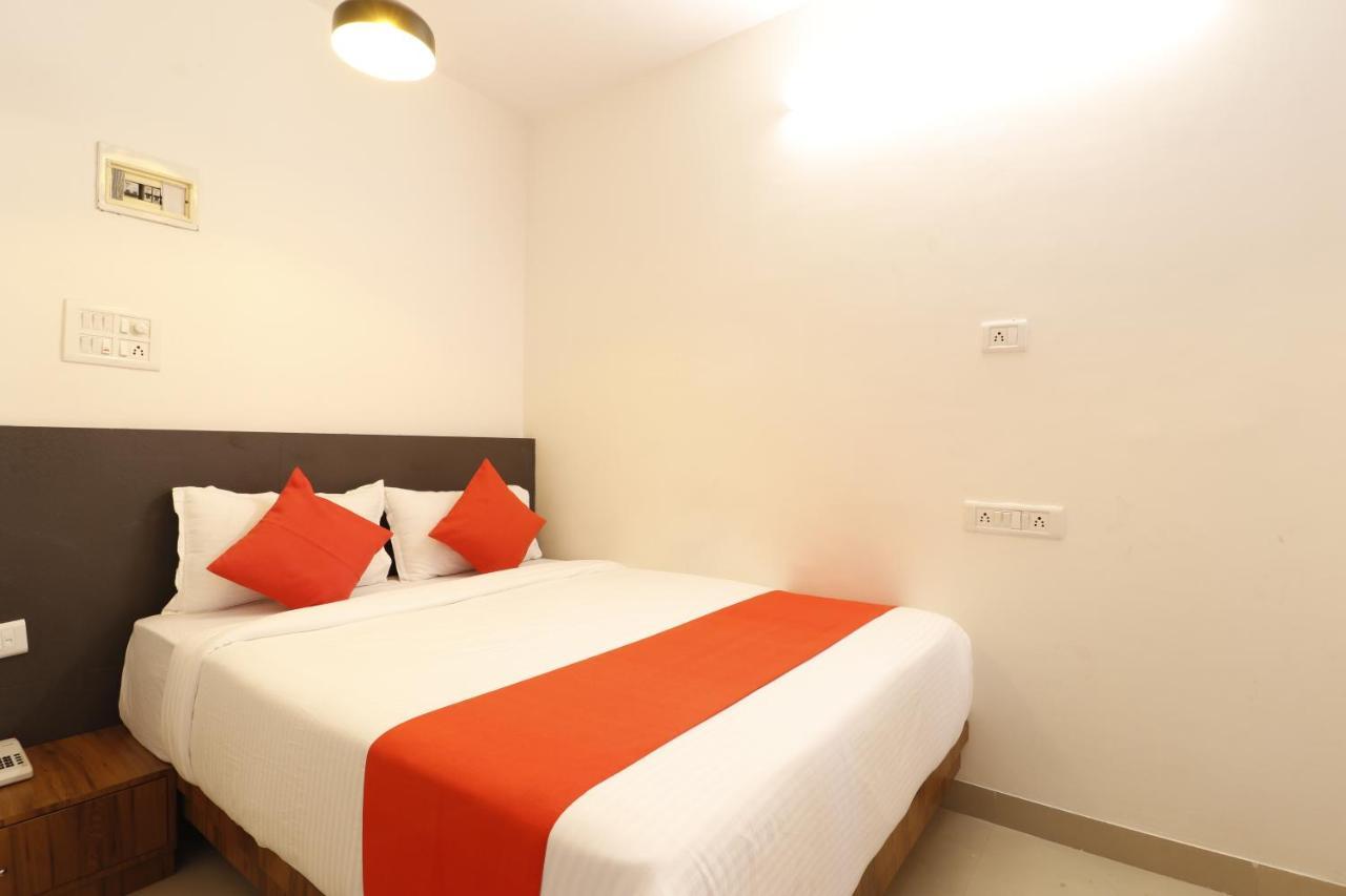 Hotel Crystal Inn Мумбай Екстериор снимка